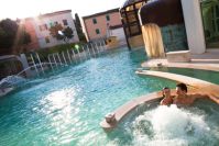 Natural hot thermal springs, massage jets: Casciana Therme Terme_comunali_buiten_zon.jpg